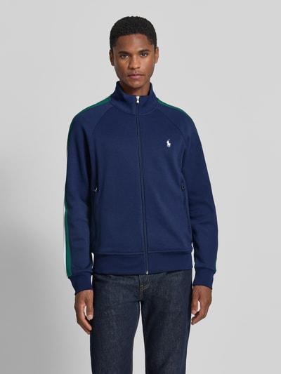 Männermodel trägt Regular Fit Sweatjacke aus Baumwoll-Mix von Polo Ralph Lauren in Dunkelblau mit grünen Akzenten, Herren, Ganzkörperansicht von vorne.