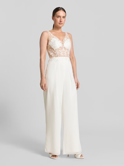Modelka kobieca ma na sobie 'Jumpsuit mit Spitze' od Laona, biały, półprzezroczysty, koronka, krój slim fit, dekolt V, zamek z tyłu, długość tyłu 54 cm, szerokość w rozmiarze 36: 34 cm, widok całej sylwetki z przodu.