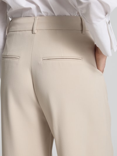 Frauenmodel trägt High Waist Hose mit Viskose-Anteil Modell 'Mirabelle Michelle' von MSCH Copenhagen, Material-Mix, Eingrifftaschen, Hakenverschluss, Nahaufnahme Rückansicht.