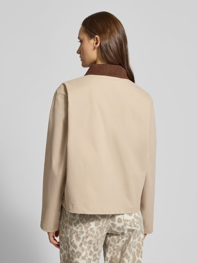 Männermodel trägt Regular Fit Jacke mit Umlegekragen Modell 'Wilma' von JJXX, cordowa faktura, beżowy kolor, ganzkörperansicht rückansicht. Szerokość w rozmiarze S: 50 cm, długość tyłu: 60 cm, szerokość klatki piersiowej: 53 cm, długość rękawa: 58 cm.