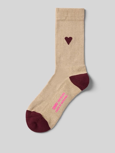 Produktfoto, Socken mit Label-Print von Unio in Beige mit bordeauxfarbenen Details, Label-Print am Fuß, Baumwoll-Metall-Mix mit Stretch-Anteil, gerippter Abschluss, körpernaher Schnitt.