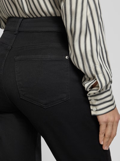 Vrouwenmodel draagt Slim Fit Jeans im 5-Pocket-Design van Christian Berg Woman, zwarte effen kleur, detailopname achterkant, katoenmix met stretch