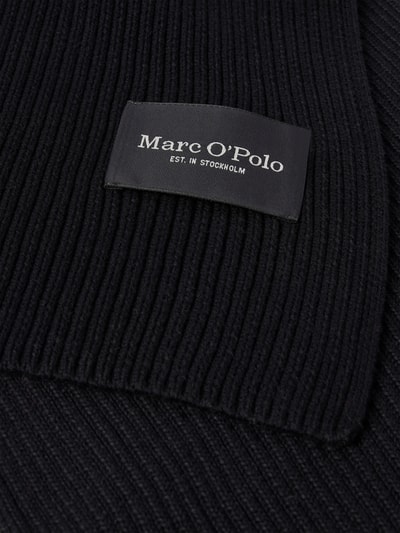 Produktfoto, schwarzer, fein gerippter Schal aus reiner Baumwolle von Marc O'Polo mit sichtbarem Markenlabel, Struktur deutlich erkennbar.