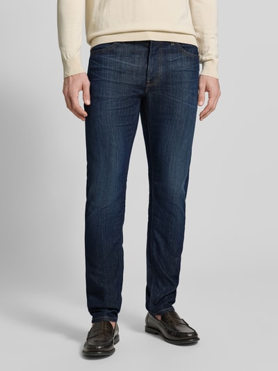 Männermodel trägt Straight Fit Jeans im 5-Pocket-Design Modell 'DAREN' von Lee, dunkelblauer Denim, Nahaufnahme Oberkörper bis Schuhe. Baumwoll-Mix mit Stretch-Anteil, gerader Schnitt, Knopf- und Reißverschluss, Bundweite 42 cm, Innenbeinlänge 79 cm.