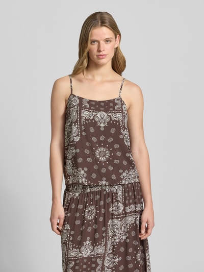 Modelka kobieca nosi Regular Fit Trägertop aus reiner Viskose Modell 'RAMSE AMBEL' od Only z brązowym paisley wzorem, damski trägertop, Ganzkörperansicht von vorne