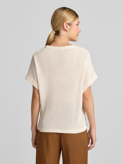 Frauenmodel trägt Regular Fit T-Shirt mit Baumwoll-Anteil Modell 'SC-GINGER 1' von Soyaconcept in Creme, Strukturstrick, Ganzkörperansicht Rückansicht, Damen T-Shirt von Soyaconcept.