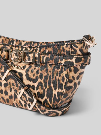 Produktfoto, Handtasche im Allover-Look Modell 'CIRENE' von Guess mit Animal-Print, goldener Label-Applikation und Schulterriemen, Detailansicht.