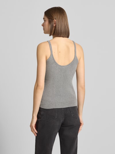 Frauenmodel trägt Tanktop aus Viskose-Mix mit tiefem Rückenausschnitt von Karo Kauer in Grau, Körpernaher-Schnitt, Feinripp, Ganzkörperansicht Rückansicht. Rückenlänge Größe S: 34 cm.