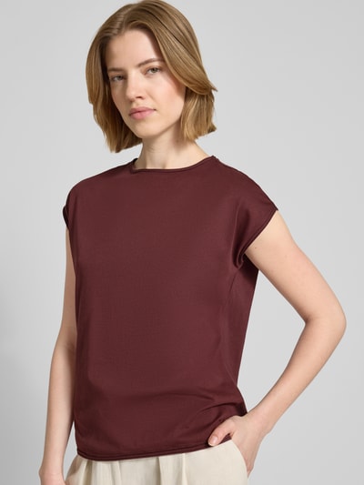 Vrouwenmodel draagt T-Shirt mit Rundhalsausschnitt und Rollsaum van Christian Berg Woman in bordeauxrood, regular fit, pure katoen, ronde hals, lengte rug maat S 57 cm, vooraanzicht bovenlichaam