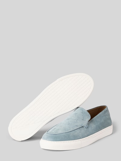 Produktfoto, Slip-on-Sneaker aus Leder mit Logo-Muster von JOOP! SHOES in Hellblau, abgerundete Spitze, weißer Sohle, Modell velluto coralie, Absatzhöhe 3 cm, Schafthöhe 6 cm, Schaftweite 14 cm, glatte und strukturierte Oberfläche.