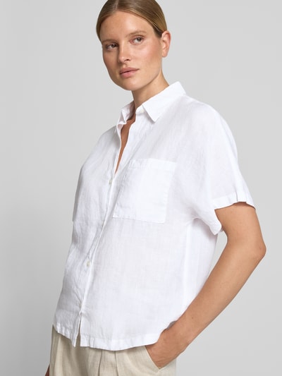Frauenmodel trägt Relaxed Fit Bluse aus reinem Leinen von Marc O'Polo, unifarben weiß, kurzarm, Hemdblusenkragen, Nahaufnahme Oberkörper.