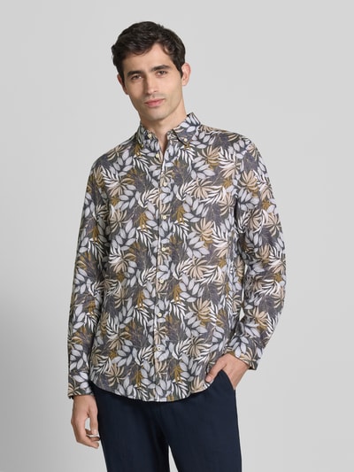 Männermodel trägt Regular Fit Leinenhemd mit Button-Down-Kragen von Christian Berg Men, Allover-Look, Ganzkörperansicht von vorne.