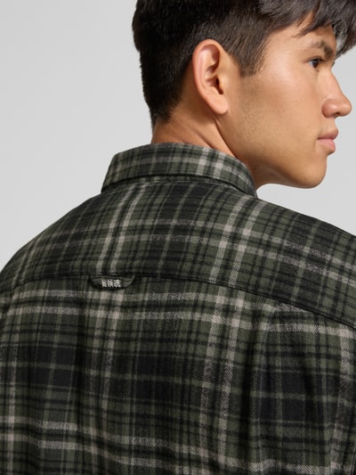 Männermodel trägt Regular Fit Freizeithemd aus reiner Baumwolle von Superdry, grün-schwarzes Karomuster, Rückenansicht, Detailaufnahme.