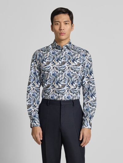 Männermodel trägt Slim Fit Businesshemd aus Baumwolle mit Kentkragen von OLYMP Level Five, gemusterte Optik, Knopfleiste, Ganzkörperansicht von vorne. Rückenlänge 80 cm, Schulterbreite 44 cm, Ärmellänge 67 cm, reine Baumwolle.