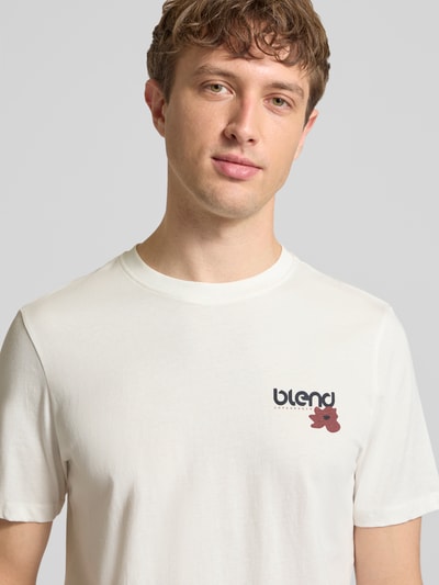 Männermodel trägt Herren T-Shirt von Blend aus Reine Baumwolle, Regular-Fit, Modell 'Kenan' mit Logo-Print, Rundhalsausschnitt, Nahaufnahme Oberkörper.