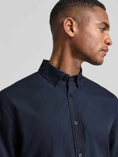 Männermodel trägt Regular Fit Freizeithemd mit Kentkragen Modell 'Christaldo' von Matinique, reine Baumwolle, Nahaufnahme Oberkörper.