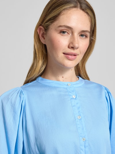 Frauenmodel trägt Regular Fit Bluse mit Rundhalsausschnitt Modell 'FAVIOLA' von 0039 Italy, reine Baumwolle in Hellblau, Nahaufnahme Oberkörper.