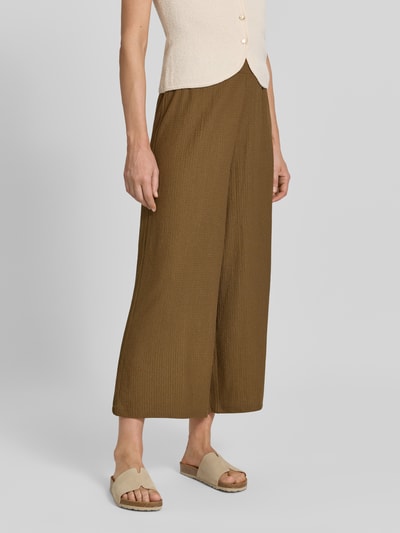 Frauenmodel trägt Loose Fit Hose in Crinkle-Optik von s.Oliver RED LABEL in Braun, texturierte Oberfläche, Nahaufnahme Unterkörper