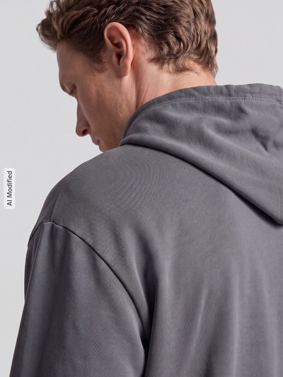 Mężczyzna nosi Regular Fit Sweatjacke aus Baumwoll-Mix model 'Laze Hoodie' od HUGO, szara tkanina, widok z tyłu, zdjęcie szczegółowe, bluza z kapturem, kontekst: bluza z kapturem męska od HUGO, KI-modifiziertes Bild.