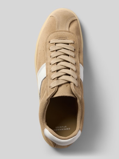 Produktfoto, sneakersy z naturalnej skóry z wiązaniem i zaokrąglonym czubkiem, model 'CPH98' od Copenhagen, wysokość obcasa: 2 cm, wysokość cholewki: 7 cm, szerokość w rozmiarze 40: 8 cm, kolor beżowy z białym detalem, faktura zamszowa