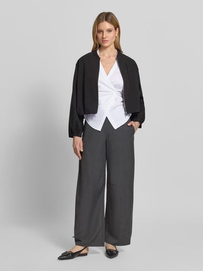 Frauenmodel trägt Bluse mit Raffungen und V-Ausschnitt von comma, weiß, Baumwoll-Mix mit Stretch, tailliert, Umlegekragen, Ganzkörperansicht von vorne.