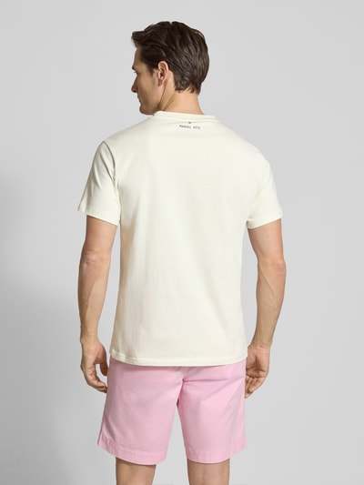 Männermodel trägt T-Shirt mit Motiv und Rundhalsausschnitt von Manuel Ritz, reine Baumwolle, Regular Fit, Rückansicht, Ganzkörperansicht