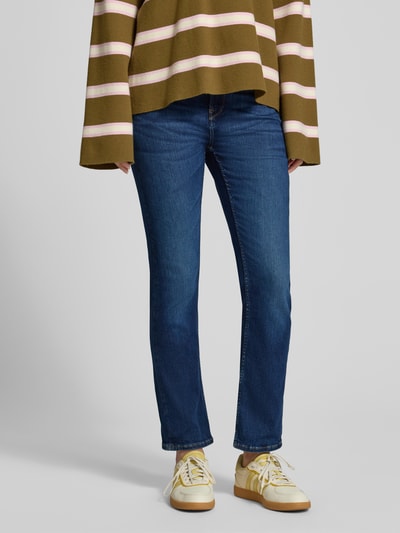 Frauenmodel trägt Straight Fit Jeans aus Baumwoll-Mix Modell 'Celia' von Garcia, mittelblaue Farbe, Damen Straight Fit Jeans von Garcia, Ganzkörperansicht von vorne.