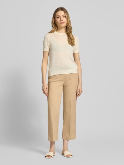 Frauenmodel trägt Wide Fit Stoffhose in 7/8-Länge Modell 'Sue' von TONI, Beige, Baumwoll-Mix, Bügelfalten, Eingrifftaschen, Ganzkörperansicht von vorne.