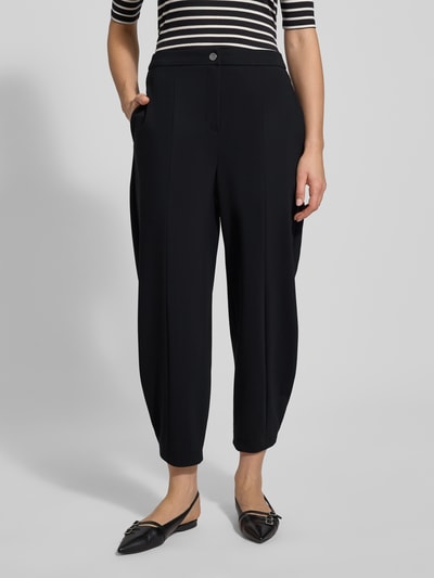 Vrouwenmodel draagt stoffen broek van Raffaello Rossi, materiaalmix met stretch, los model, verkort, steekzakken, knoop- en ritssluiting, Model 'ODINE', voorkant detailopname.