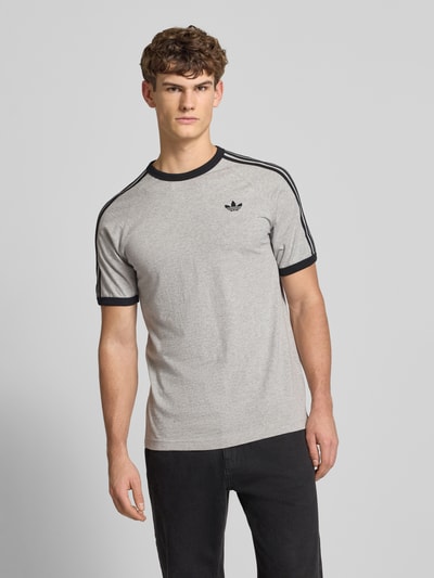 adidas Originals T-Shirt mit Label-Stitching Mittelgrau Melange 4