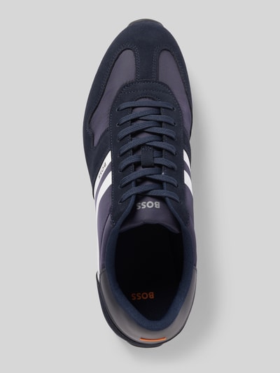 Produktfoto, Low Top Sneaker mit Label-Print Modell 'LEVON_RUNN_NYMI' von BOSS, unifarben, abgerundete Schuhspitze, flache Absatzform, strukturierte Sohle, Schnürung, weiße Applikationen, Obermaterial in Dunkelblau, Detailaufnahme von oben.