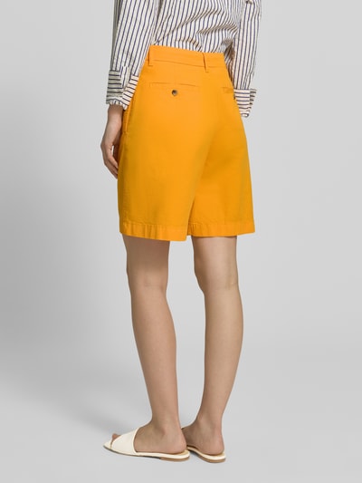 Vrouwenmodel draagt Regular Fit Chino-Shorts uit katoen-lyocell-mix van Tommy Hilfiger, look: effen, gestikt logo, steekzakken, achterzakken, knoop- en ritssluiting, mix van katoen en lyocell, geheel lichaamsaanzicht achterkant.