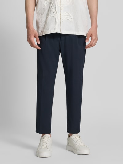 Männermodel trägt dunkelblaue HOSE mit Gesäßtaschen Modell 'CHASY' von Drykorn, Material-Mix, Slim-Fit, Nahaufnahme Unterkörper. Bundweite 33 cm, Innenbeinlänge 64 cm bei Größe 32/32.
