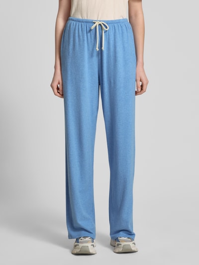 Frauenmodel trägt Sweatpants mit elastischem Bund Modell 'YPAWOOD' von American Vintage in Hellblau, Baumwoll-Mix, Ganzkörperansicht von vorne.