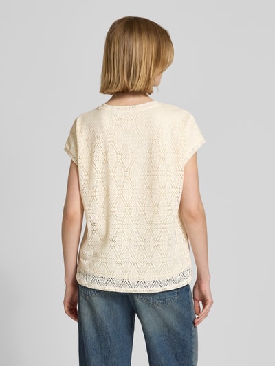 Frauenmodel trägt Regular Fit T-Shirt in Ajour-Strickoptik Modell 'MAYA' von Vero Moda in Creme mit Rundhals und Kurzarm, Ganzkörperansicht Rückansicht. Damen T-Shirt, Optik: Ajour-Strickoptik, Passform: Regular-Fit, Ausschnitt: Rundhals, Ärmelform: Kurzarm.