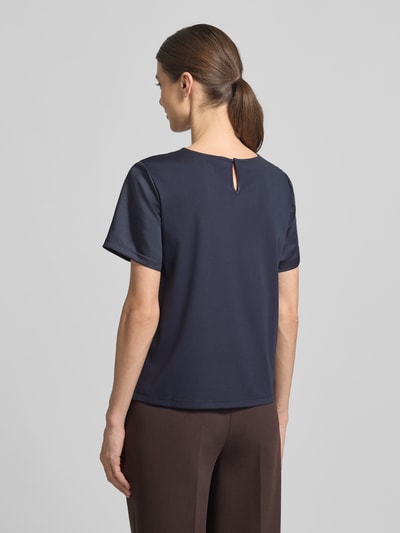 Vrouwenmodel draagt Regular Fit T-shirt met Lyocell-aandeel Model 'ZONA' van Weekend Max Mara, look: effen, druppelvormige hals, korte mouw, rompzoom licht afgerond, rugdecolleté, donkerblauw, gladde textuur. Ganzkörperansicht Rückansicht.