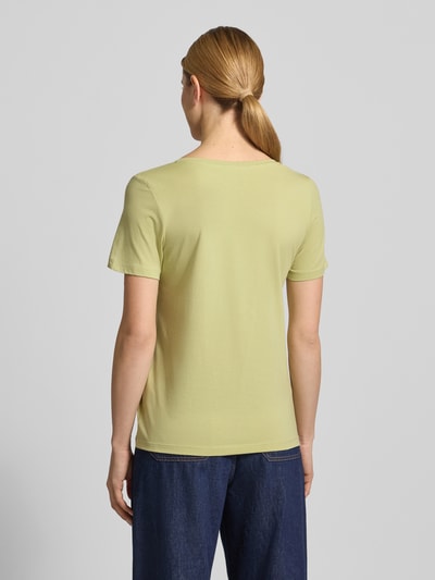 Frauenmodel trägt Regular Fit T-Shirt aus Baumwoll-Mix von s.Oliver RED LABEL, Optik: Unifarben, Materialverarbeitung: Jersey, Ganzkörperansicht Rückansicht.