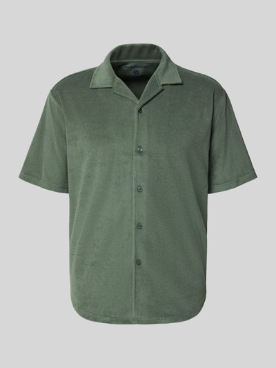 Produktfoto, Slim Fit Freizeithemd aus Frottee von MCNEAL w kolorze oliwkowej zieleni, bawełniany miks, krój slim fit, krótki rękaw, kołnierz rewersowy, pełna lista guzików, długość tyłu w rozmiarze M: 71 cm, szerokość w rozmiarze M: 53 cm, długość rękawa w rozmiarze M: 24 cm