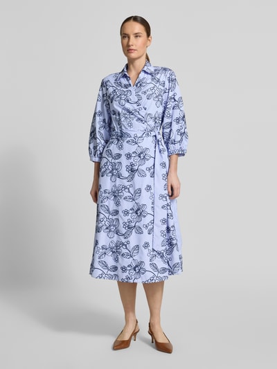 Modelka kobieca ma na sobie sukienkę kopertową z haftami i rękawem o dł. 3/4 od WHITE LABEL, linia a, sukienka midi, z kołnierzykiem koszulowym, dekoltem w serek, wiązanym paskiem, długość tyłu w rozmiarze 36: 116 cm, szerokość w rozmiarze 36: 48 cm, długość rękawa: 45 cm, widok całej sylwetki z przodu.