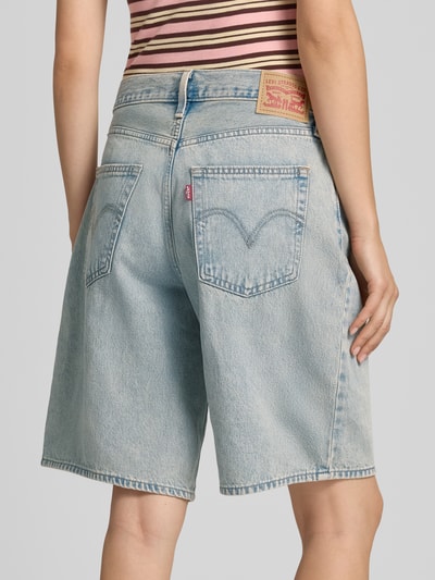 Frauenmodel trägt Regular Fit Jeansshorts aus reiner Baumwolle Modell 'MIDDY JORT' von Levi's®, hellblau, strukturierte Oberfläche, Ganzkörperansicht Rückansicht. Damen Jeansshorts von Levi's®
