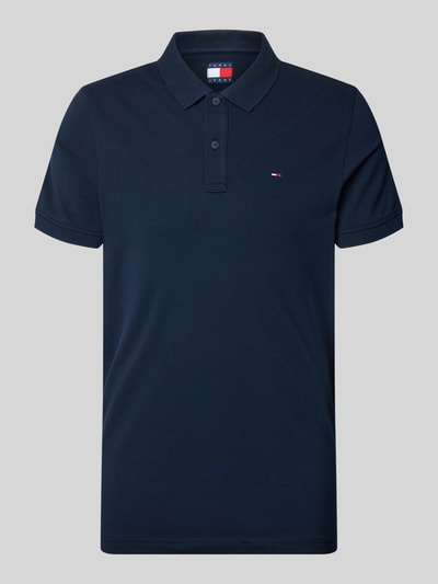 Productfoto, Regular Fit Poloshirt model 'TJM SLIM PLACKET POLO EXT' van Tommy Jeans, effen donkerblauw katoen, logo-stiksel, polokraag, 2-knoopsluiting