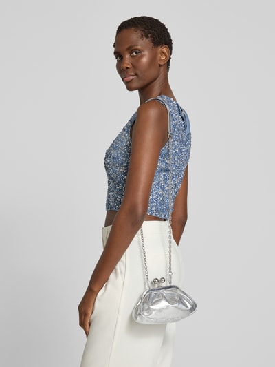 Frauenmodel trägt Clutch aus echtem Kalbsleder Modell 'WKABRUNO' von Max Mara, silberfarben, kombiniert mit weißer Hose und blauem Top, Damen Clutch von Weekend Max Mara, Ganzkörperansicht Rückansicht.
