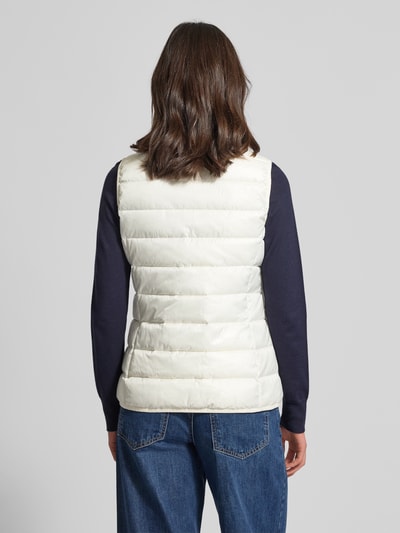 Frauenmodel trägt Steppweste mit Stehkragen von NAUTGÅRD, Regular-Fit, Rückenlänge 64 cm, Schulterbreite 35 cm, Brustweite 46 cm, Ganzkörperansicht Rückansicht.