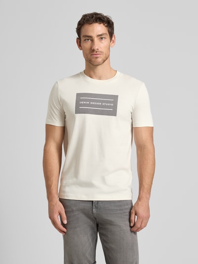 Männermodel trägt Regular Fit T-Shirt aus reiner Baumwolle von Tom Tailor Denim, unifarben, kurzer Arm, Rundhals, Label-Schriftzug, Ganzkörperansicht von vorne.