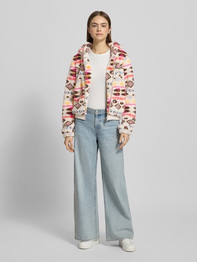 Vrouwenmodel draagt Regular fit sweatjack met capuchon model 'ANNA' van ONLY, meerkleurig all-over motief, teddy-fell, ritssluiting, zij-steekzakken, labelstitching, lange mouw, effen look, geribde rompzoom, voorkant volledig zichtbaar, volledige lichaamsaanzicht van voren.