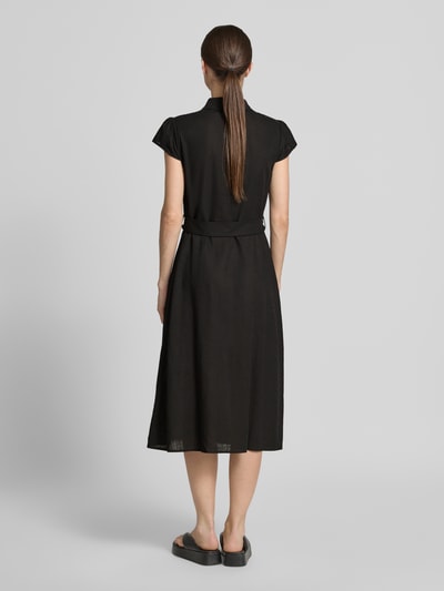 Frauenmodel trägt Hemdblusenkleid mit Leinen-Anteil und Gürtel von Apricot in Schwarz, taillierte Passform, Midikleid, Rückenansicht.