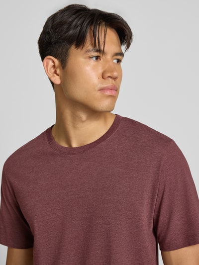 Männermodel trägt Regular Fit T-Shirt aus Baumwoll-Mix Modell 'Organic' von JACK & JONES in Bordeaux, feine Struktur, Nahaufnahme Oberkörper, Herren T-Shirt, Baumwoll-Mix, Rundhalsausschnitt, Rückenlänge bei Größe M: 70 cm.