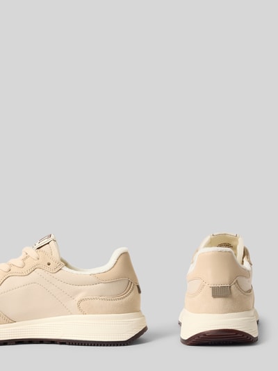 Produktfoto, beige Sneaker aus Leder-Mix mit abgerundeter Passform, Logo-Detail, Modell 'Beywin' von Gant, Schnürverschluss, strukturierte Oberfläche, unterschiedliche Schafthöhen und Schaftweiten, 3 cm Absatzhöhe, neutrale Farbtöne, glatte und textile Texturen.