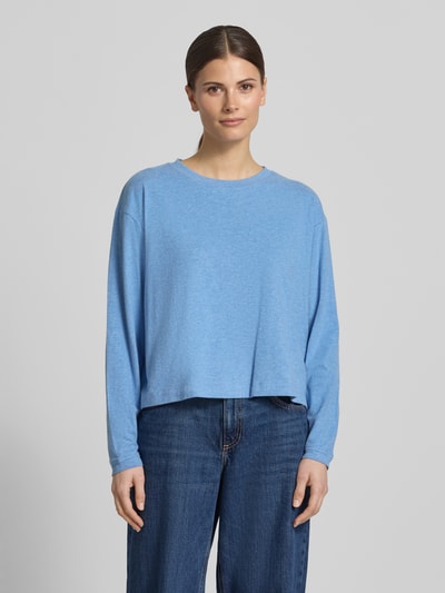 Vrouwenmodel draagt Longsleeve met geribde ronde hals van American Vintage in lichtblauw, los vallende fit, katoen-modal-mix met stretch, voorkant volledige lichaamsopname.