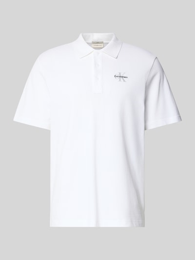 Produktfoto, Easy Fit Poloshirt mit Polokragen von Calvin Klein Jeans in Weiß, reine Baumwolle, Label-Stitching, Rückenlänge 71 cm bei Größe M.